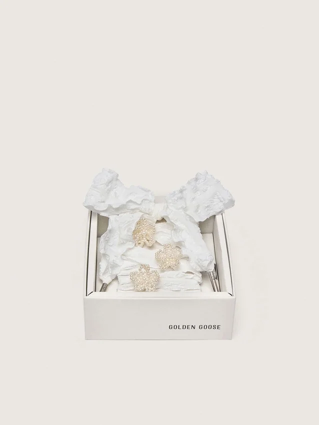 Cordones arrugados blancos de Pieles con apliques de cuentas en forma de flor