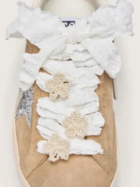 Cordones arrugados blancos de Pieles con apliques de cuentas en forma de flor