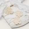 Cordones arrugados blancos de Pieles con apliques de cuentas en forma de flor