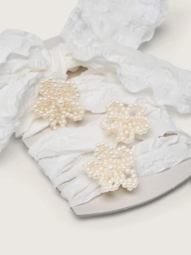 Cordones arrugados blancos de Pieles con apliques de cuentas en forma de flor