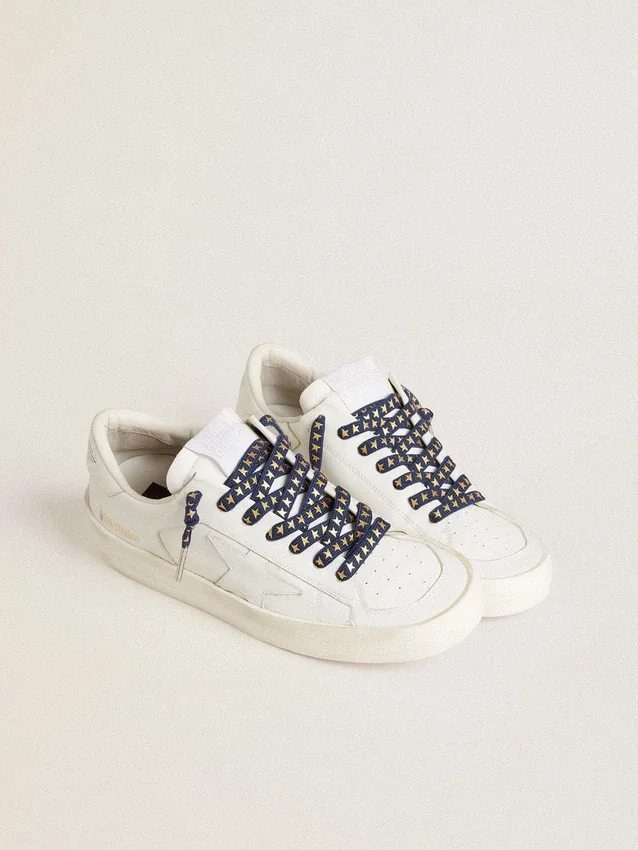 Cordones azul marino con estrellas doradas en contraste
