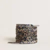 Cordones beige con estampado de leopardo y logotipo blanco en contraste
