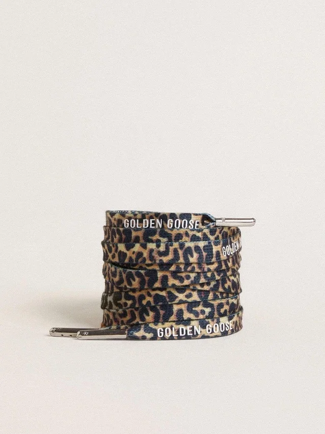 Cordones beige con estampado de leopardo y logotipo blanco en contraste