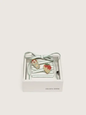 Cordones blancos de pieles con bordado verde bosque y broches de fresa