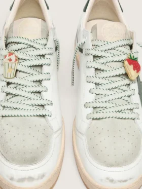 Cordones blancos de pieles con bordado verde bosque y broches de fresa