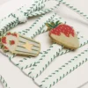 Cordones blancos de pieles con bordado verde bosque y broches de fresa