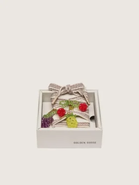 Cordones bordados a rayas en color crema y gris paloma con tres dijes de frutas con cuentas