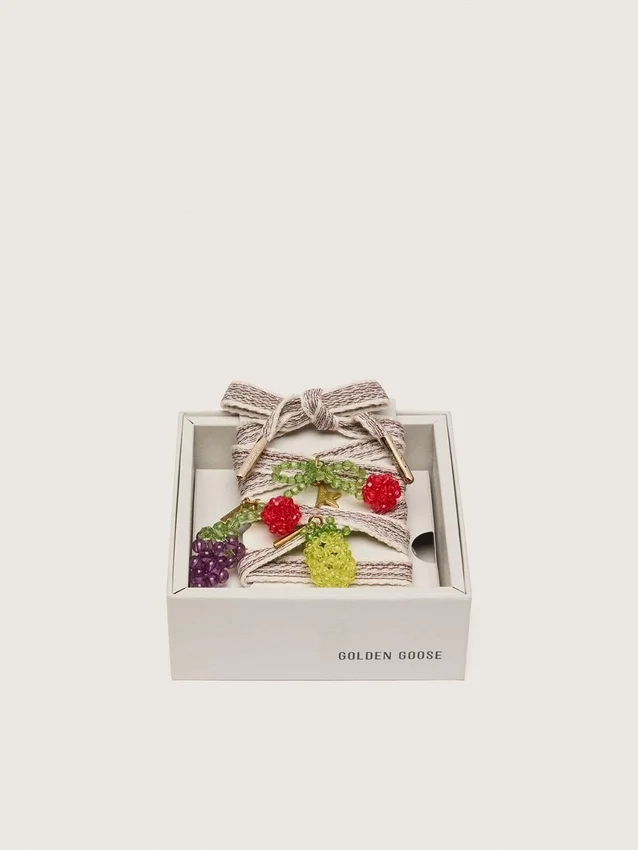 Cordones bordados a rayas en color crema y gris paloma con tres dijes de frutas con cuentas
