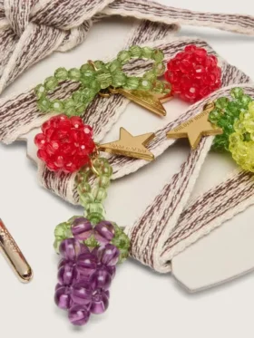 Cordones bordados a rayas en color crema y gris paloma con tres dijes de frutas con cuentas