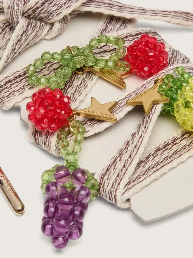 Cordones bordados a rayas en color crema y gris paloma con tres dijes de frutas con cuentas