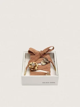 Cordones bordados «Pieles» en color burdeos y melocotón adornados con dijes