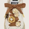 Cordones bordados «Pieles» en color burdeos y melocotón adornados con dijes