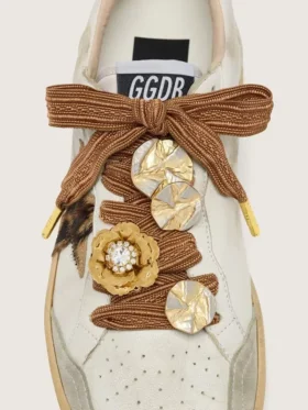 Cordones bordados «Pieles» en color burdeos y melocotón adornados con dijes