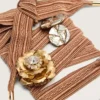 Cordones bordados «Pieles» en color burdeos y melocotón adornados con dijes