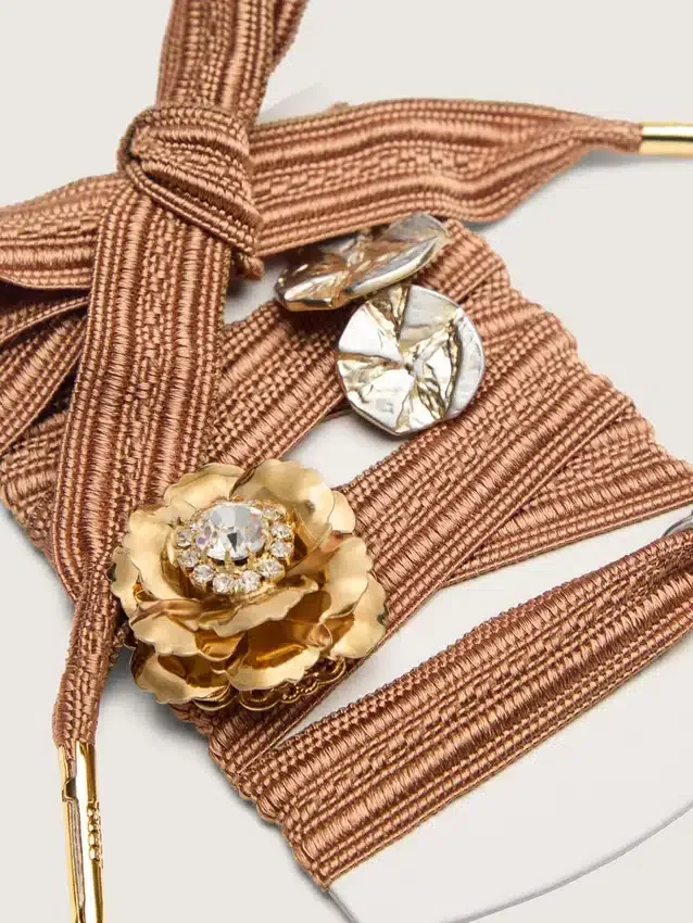 Cordones bordados «Pieles» en color burdeos y melocotón adornados con dijes