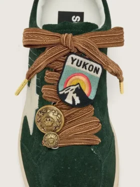 Cordones bordados «Pieles» en color burdeos y melocotón con parche y dos dijes