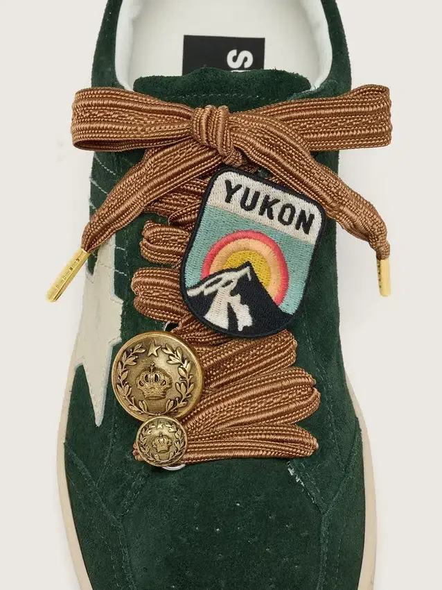 Cordones bordados «Pieles» en color burdeos y melocotón con parche y dos dijes