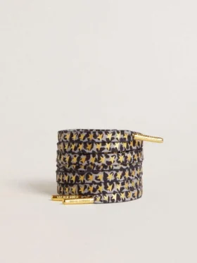 Cordones con estampado animal en gris y negro con estrellas doradas en contraste