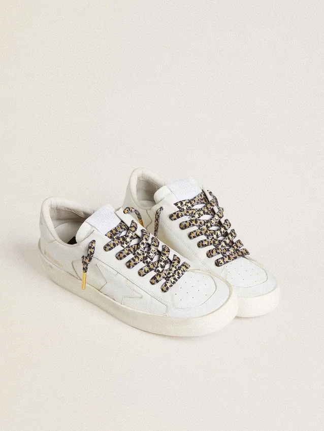 Cordones con estampado animal en gris y negro con estrellas doradas en contraste