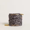 Cordones con estampado animal en gris y negro con logotipo dorado en contraste