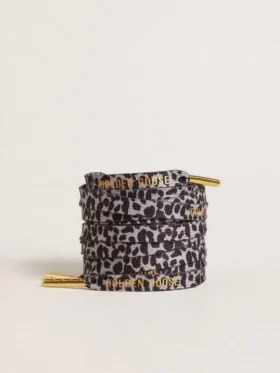 Cordones con estampado animal en gris y negro con logotipo dorado en contraste