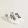 Cordones con estampado animal en gris y negro con logotipo dorado en contraste