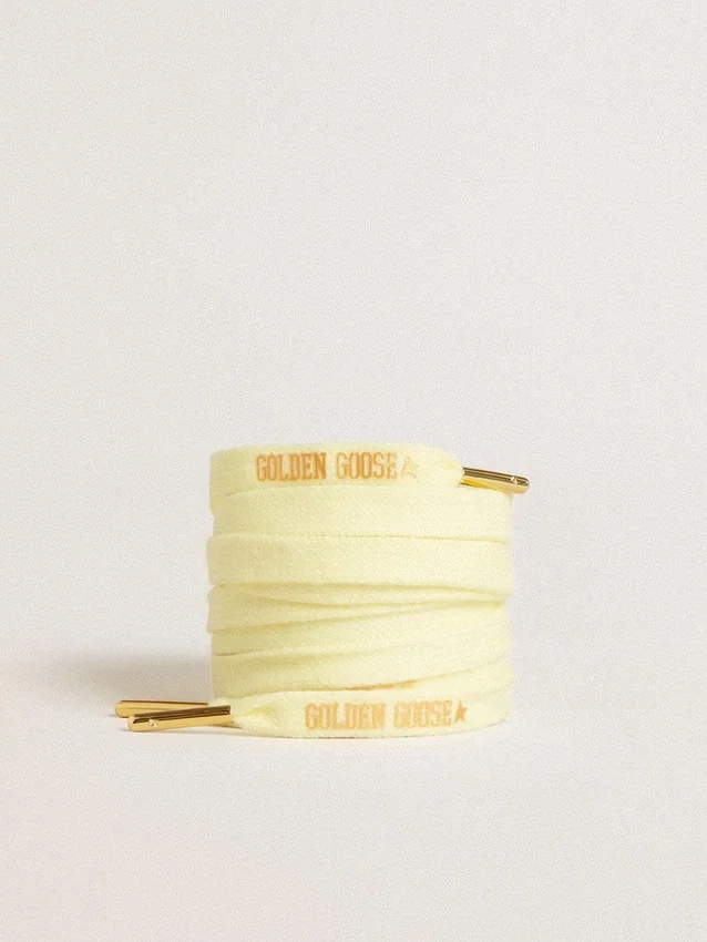 Cordones de algodón amarillo con logotipo dorado en contraste