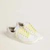 Cordones de algodón amarillo con logotipo dorado en contraste