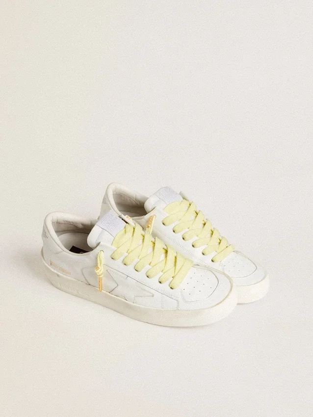 Cordones de algodón amarillo con logotipo dorado en contraste
