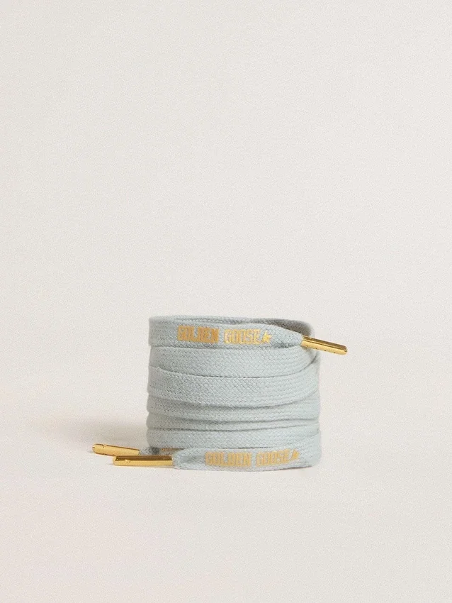 Cordones de algodón azul claro con logotipo dorado en contraste