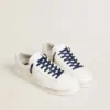 Cordones de algodón azul con logotipo dorado en contraste