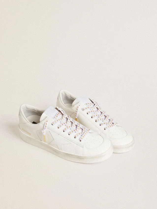 Cordones de algodón blanco con estrellas doradas en contraste