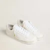 Cordones de algodón blanco con logotipo dorado en contraste