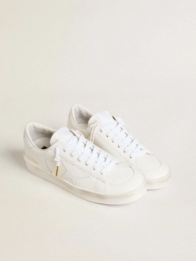 Cordones de algodón blanco con logotipo dorado en contraste