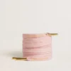 Cordones de algodón rosa con logotipo dorado en contraste