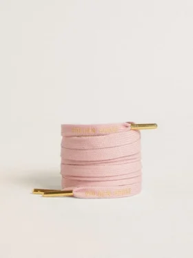 Cordones de algodón rosa con logotipo dorado en contraste