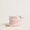 Cordones de algodón rosa con logotipo dorado en contraste