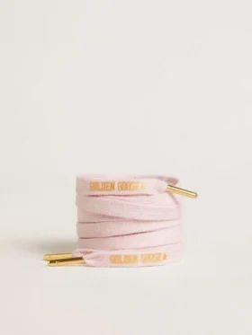 Cordones de algodón rosa con logotipo dorado en contraste
