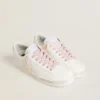 Cordones de algodón rosa con logotipo dorado en contraste