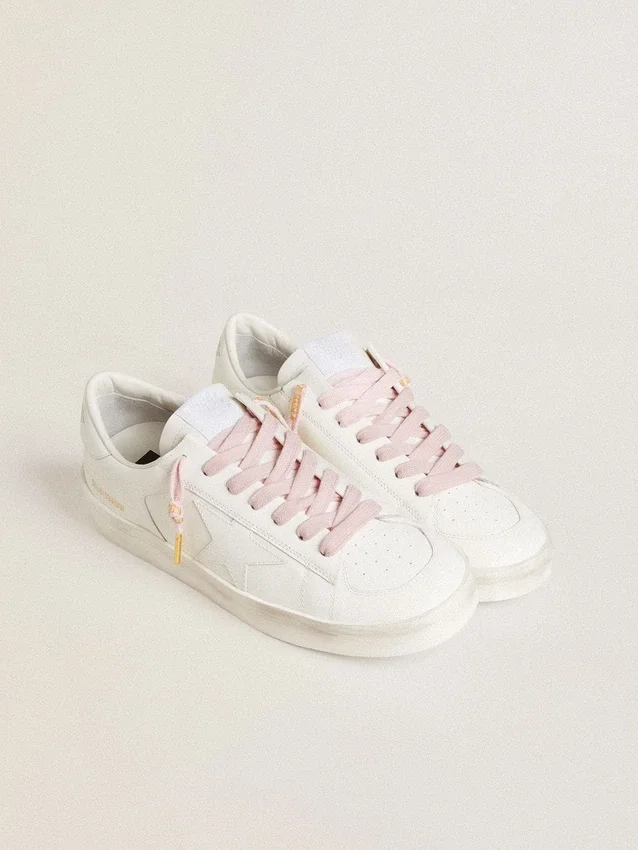 Cordones de algodón rosa con logotipo dorado en contraste