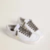 Cordones de lurex gris oscuro con estrellas doradas en contraste