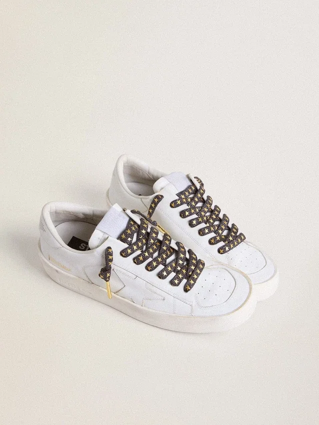Cordones de lurex gris oscuro con estrellas doradas en contraste