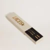 Cordones de lurex gris oscuro con logotipo dorado en contraste