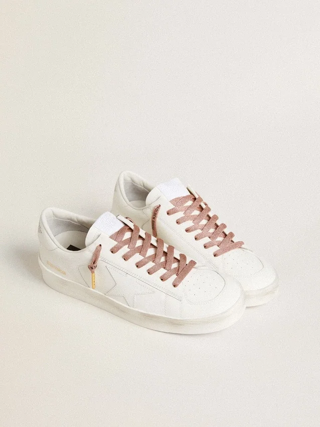 Cordones de lurex rosa salmón con logotipo negro en contraste