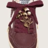Cordones de pieles CNY de lana color burdeos con broche de flor dorado