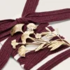 Cordones de pieles CNY de lana color burdeos con broche de flor dorado