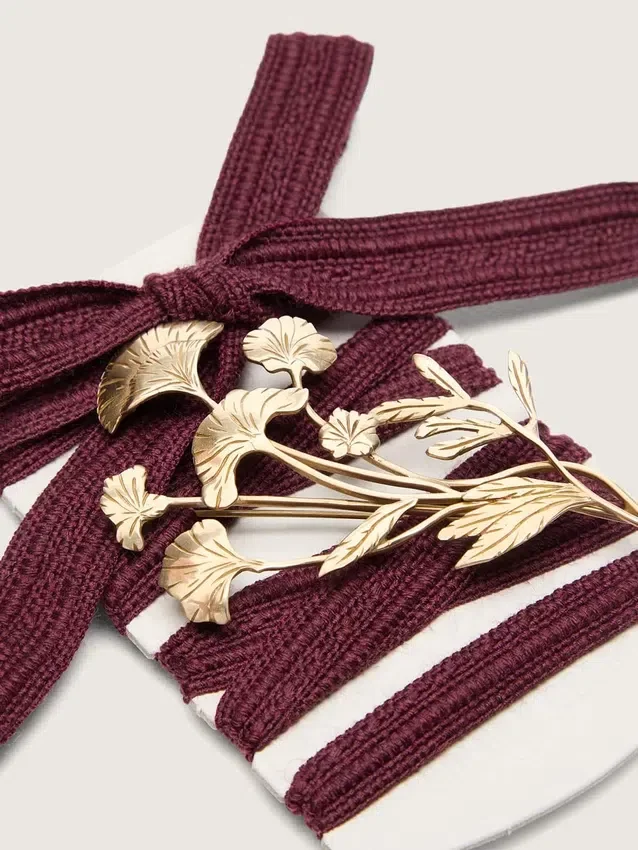 Cordones de pieles CNY de lana color burdeos con broche de flor dorado