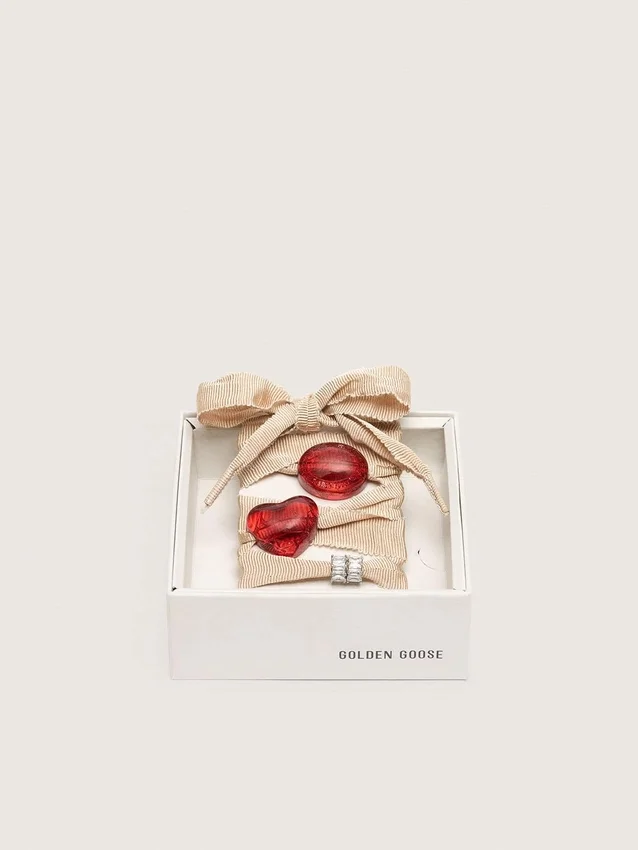 Cordones dorados de las Pieles CNY con dijes rojos y cristales