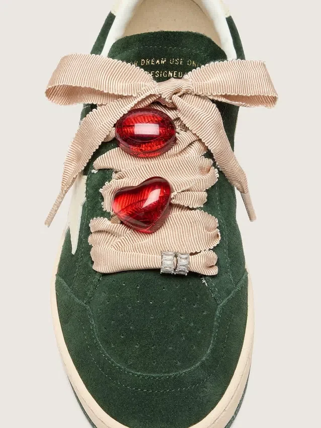 Cordones dorados de las Pieles CNY con dijes rojos y cristales