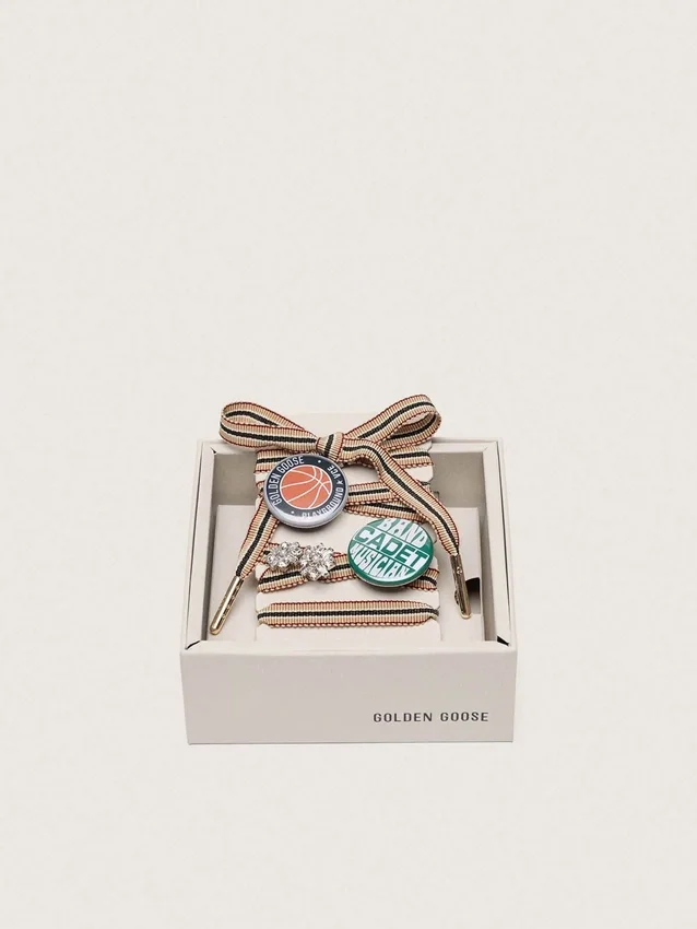 Cordones multicolores de pieles con dijes y broches
